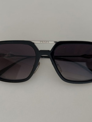 Prada sunglasses like new, black
