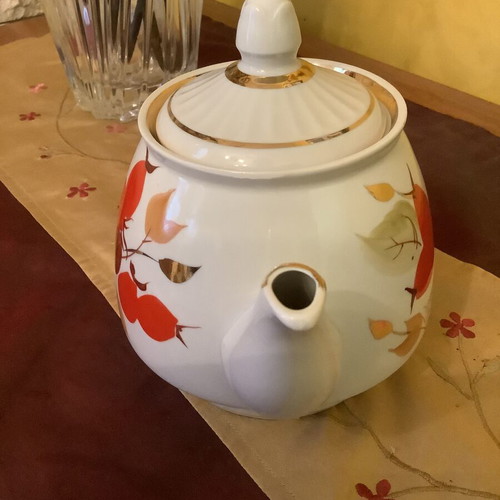 Porcelain set of two pieces with teapot and sugar bowl