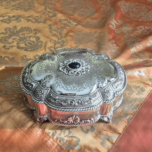 Silver-plated jewelry box oval with embossed designs new