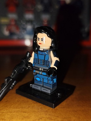 Cara Dune Star Wars minifigure with blaster and stand