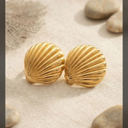 Shell earrings like new, gold tone