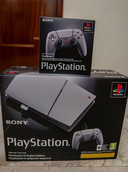 Sony PS5 30th Anniversary Limited Edition + Dualsense Limited Edition Controller
