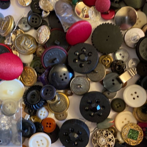 Clothing buttons used, pack of 220 pieces