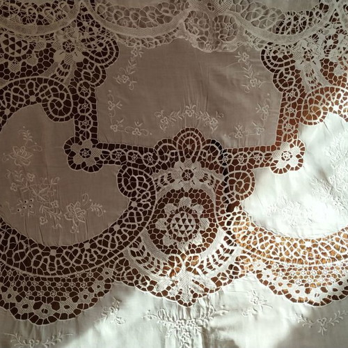 Cutwork embroidered tablecloth new 1.80x1.80