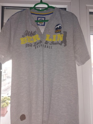T shirt Alba Berlin size large like new from official boutique