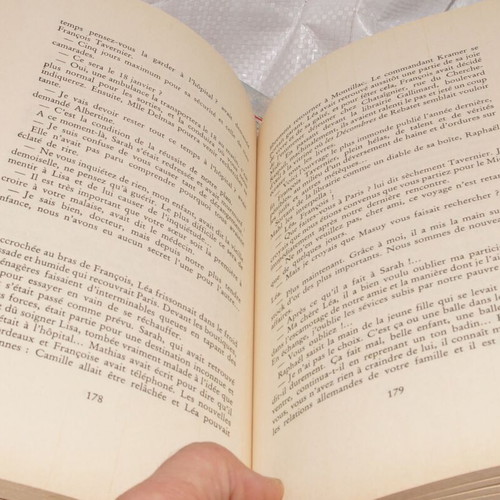 Books 3 French-language novels like new, World War II theme