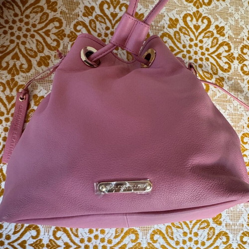 Leather shoulder bag like new, pink apple color with gold detail