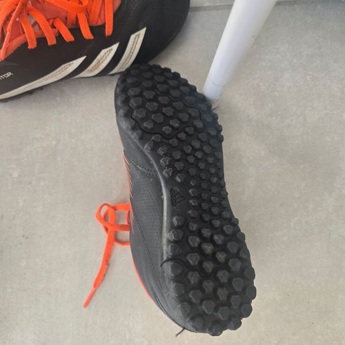 Παιδικά ποδοσφαιρικά παπούτσια Adidas νούμερο 35 σαν καινούργια, δερμάτινα