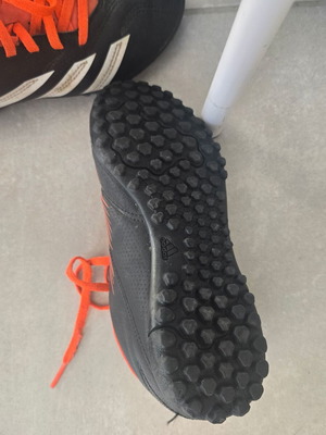 Παιδικά ποδοσφαιρικά παπούτσια Adidas νούμερο 35 σαν καινούργια, δερμάτινα