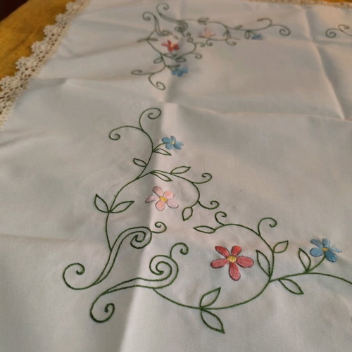 Embroidered square with satin stitch and crochet lace, size 70x75cm