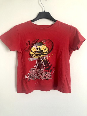 Red children's T-shirt with car print used, size 5