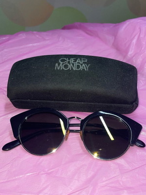 Κοκάλινα γυαλιά ηλίου Cheap Monday μεταχειρισμένα, μαύρα με χρυσαφί τζάμια