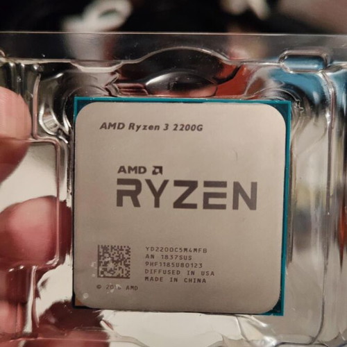 AMD Ryzen 3 2200G with integrated Vega 8 graphics like new, includes cooler