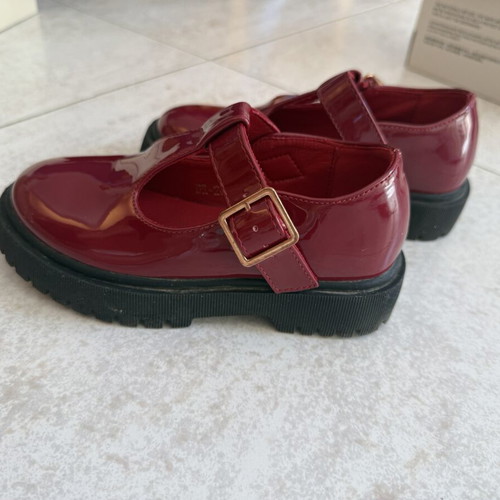 Mary Jane children's shoes size 26, shiny burgundy patent leather, like new