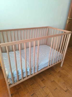 Baby cot 3-level like new with mattress and waterproof cover