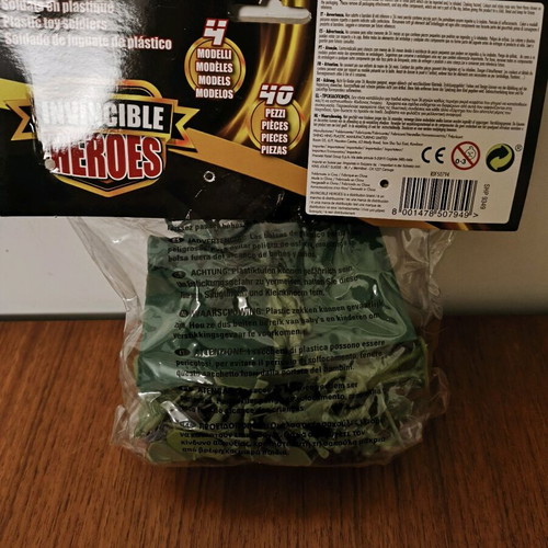 Plastic army men figures, khaki color