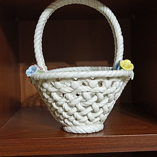 Ceramic decorative basket Capodimonte style like new
