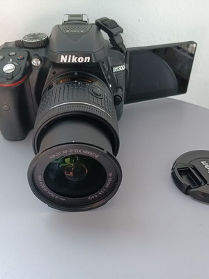 Nikon D5300 DSLR σαν καινούργιο με ενσωματωμένο φλας και αξεσουάρ