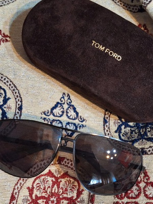 Γυαλιά ηλίου Tom Ford μεταχειρισμένα, μαύρα, με μικρό χτύπημα