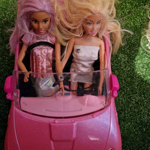 Αμάξι Barbie μεταχειρισμένο κάμπριο μαζί με Barbie