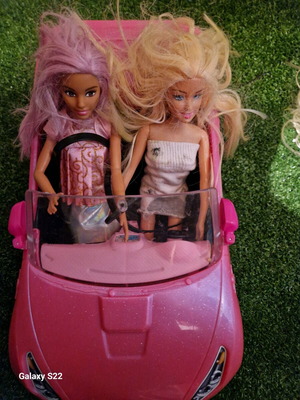 Αμάξι Barbie μεταχειρισμένο κάμπριο μαζί με Barbie
