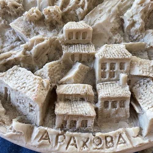 Decorative wall plate Arachova with broken hanger