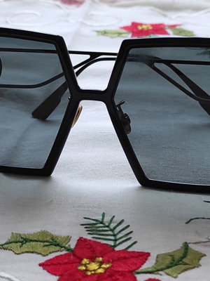 Dior 30Montaigne sunglasses used, black acetate frame