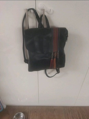 Τσάντα πλάτης μεταχειρισμένη μαύρη με ρυθμιζόμενα λουριά