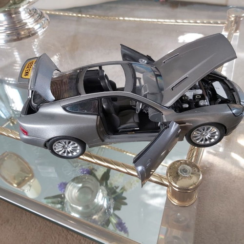 Αυτοκίνητο συλλεκτικό Aston Martin κλίμακα 1:18 μεταχειρισμένο