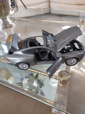 Αυτοκίνητο συλλεκτικό Aston Martin κλίμακα 1:18 μεταχειρισμένο