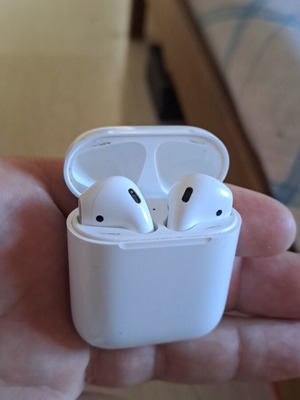 Apple AirPods δεύτερης γενιάς μεταχειρισμένα με θέμα στην μπαταρία