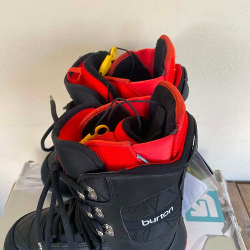 Burton Sapphire Women's Snowboard Boots new, size US 8, black/red