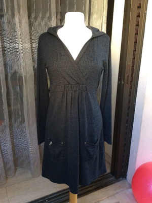 Attrattivo φόρεμα μεταχειρισμένο, μέγεθος M, γκρι, με κουκούλα και ζώνη