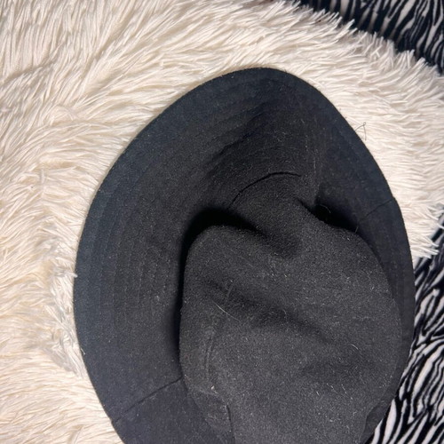Reversible hat like new, round shape