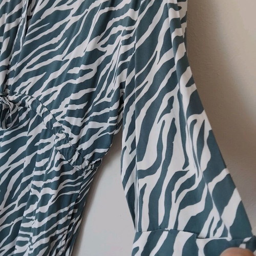 Hema semizie dress like new, size L, green-white zebra print
