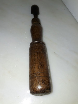 Σκαρπέλο με ξύλινη χειρολαβή μεταχειρισμένο, διάστ. 21εκ.