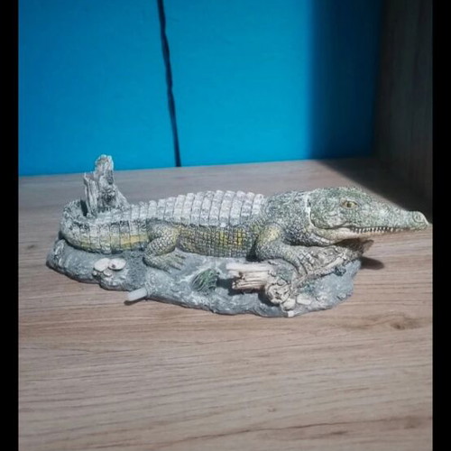 Aquarium decoration like new, crocodile design with bubble effect