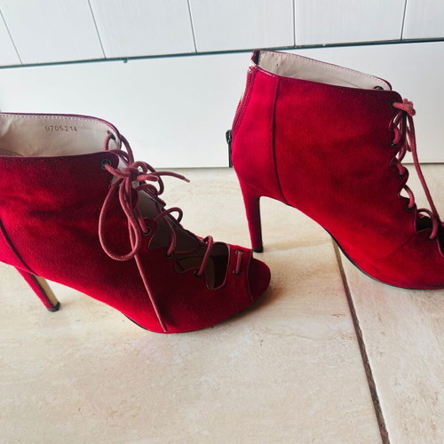 Pink Woman burgundy peep-toe suede ankle boots with laces