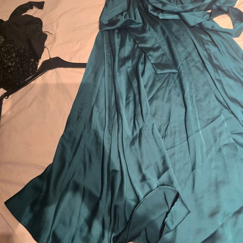 BSB midi dress large new with v-neck and sleeves