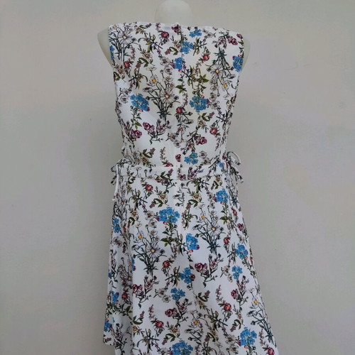 Floral dress white like new, size 42 with side opening