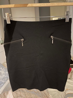 Μίνι εφαρμοστή φούστα μεταχειρισμένη, μαύρη, Stradivarius, μέγεθος S