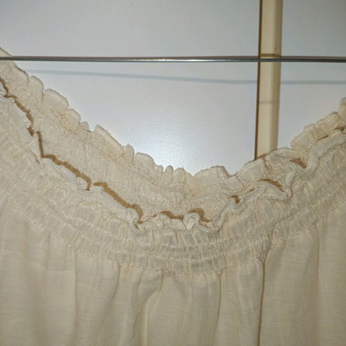 Attrattivo blouse ecru like new with embroidered designs and short sleeves