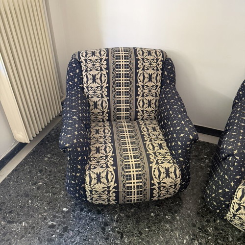 Living room set like new with 2 armchairs and 2 stools, baroque fabric