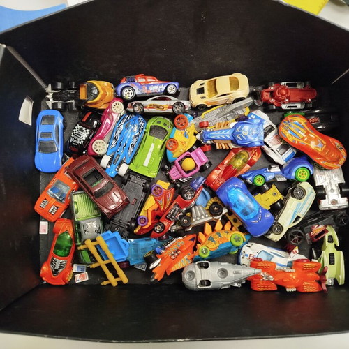 Hot Wheels toy cars like new, pack of 39 with 2 launchers