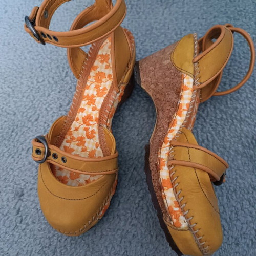 Spanish leather sandals size 39 like new, green and yellow