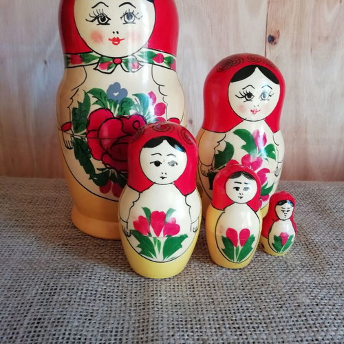 Vintage wooden Babushka 5 dolls like new