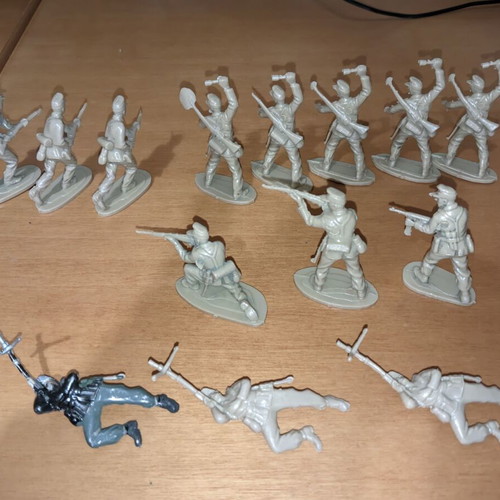 Solpa Afrika Korps 1/32 German Desert Soldiers figures used, set of 14