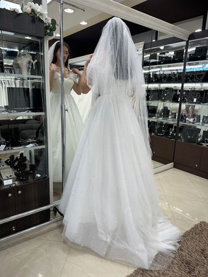 Hadassa Madonna wedding dress like new with long veil and crinoline