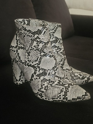 Snake pattern ankle boots, size 38, black and white