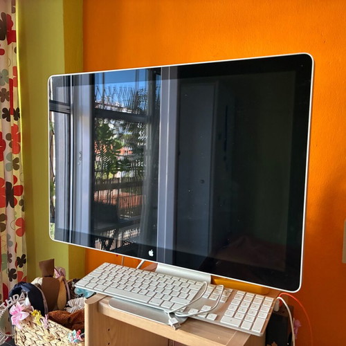 Apple Cinema Display 24-inch monitor